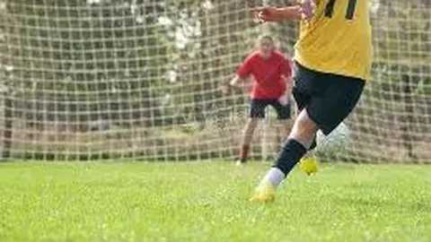 “英超7.3亿豪门险胜升班马，新援争议乌龙助攻加红牌，3-2绝地反击”